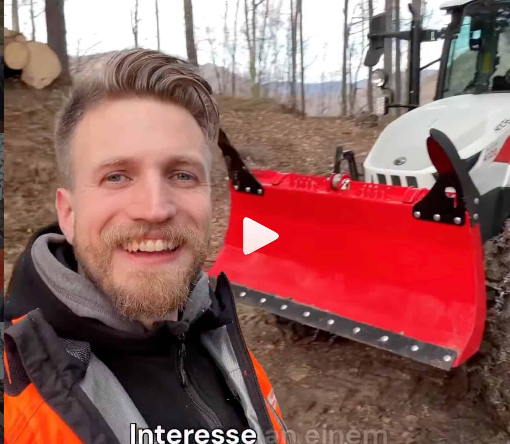 Holzarbeiter neben rotem Polterschild auf Steyr-Traktor im Wald